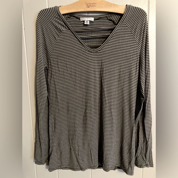 👚(bundle 4 items w/👚for $16) 2 toned gray pullover - Picture 1 of 7